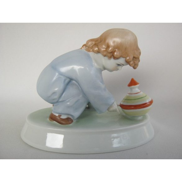 Kisfiú búgócsigával porcelán figura