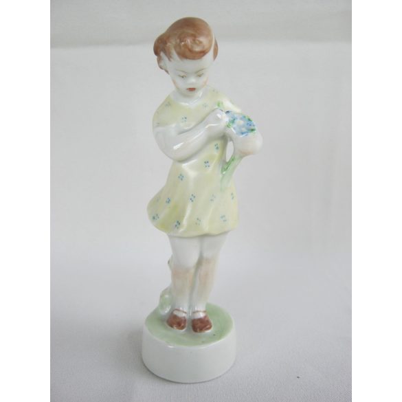 Kislány virággal porcelán figura