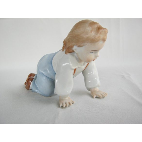 Mászó gyermek porcelán figura