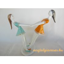 Pörgő lányok porcelán szobor figura