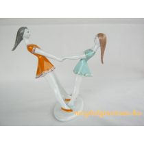 Pörgő lányok porcelán szobor figura