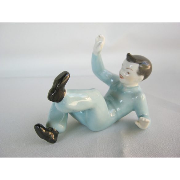 Kisfiú porcelán figura