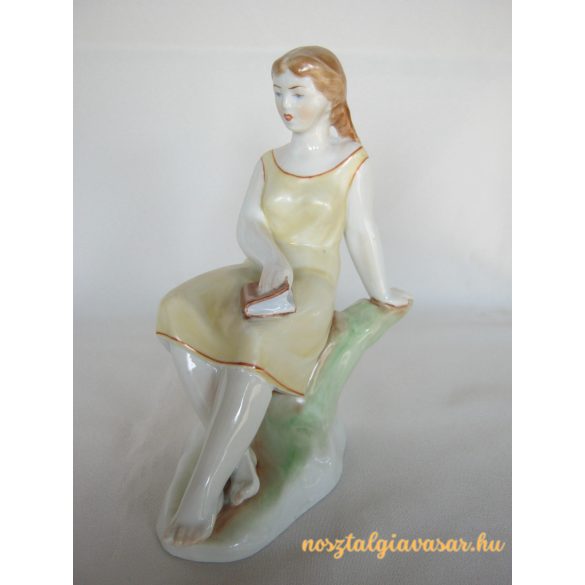 Olvasó lány porcelán figura