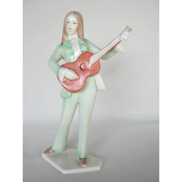 Gitáros lány  porcelán figura