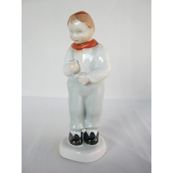 Kisfiú porcelán figura