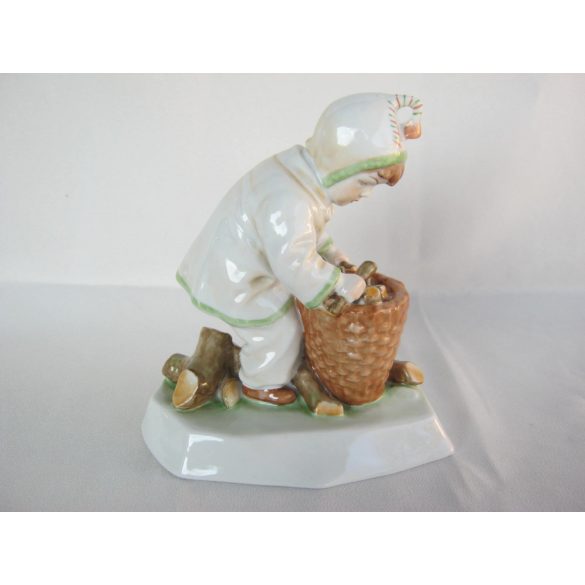 Fiú fáskosárral porcelán figura