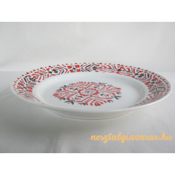 Piros fekete mintás porcelán dísztányér