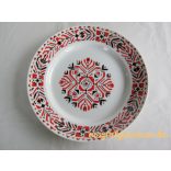Piros fekete mintás porcelán dísztányér