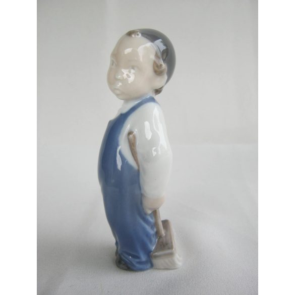 Kisfiú porcelán figura