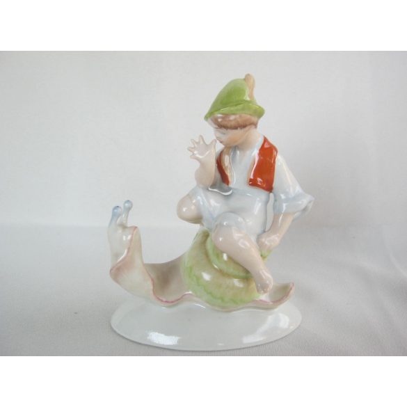 Kisfiú csigán porcelán figura