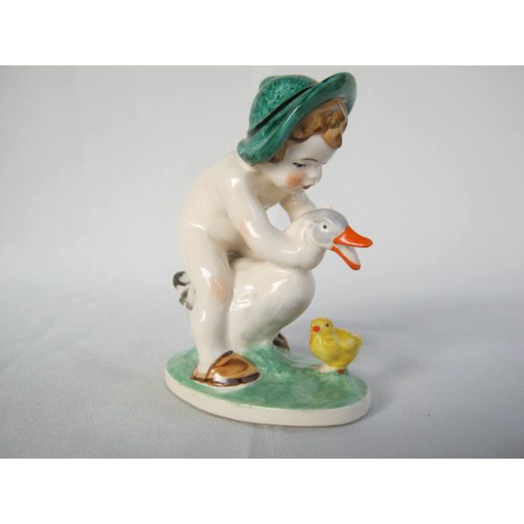 Kisfiú libával porcelán figura