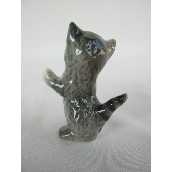 Cica porcelán figura