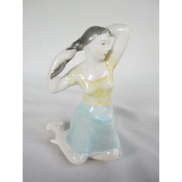 Ülő lány porcelán figura