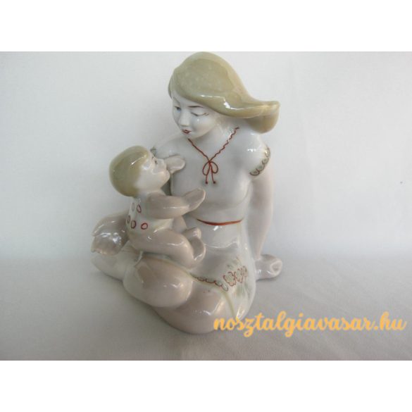 Anya gyermekével porcelán figura