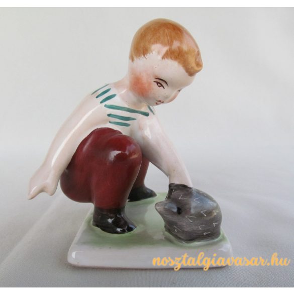 Kisfiú sünivel kerámia figura